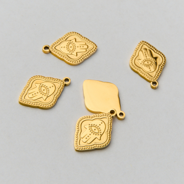 Zawieszka ze stali chirurgicznej ręka Fatimy w kolorze złotym 16mm PVD