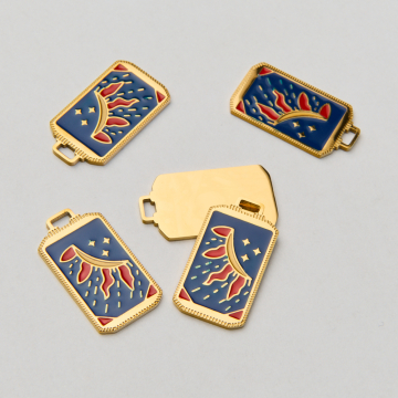 Emaliowana zawieszka ze stali chirurgicznej karta tarota płonące słońce na granatowym tle w kolorze złotym 25,5mm PVD