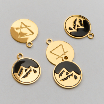 Zawieszka ze stali chirurgicznej góry na emaliowanym czarnym tle w kolorze złotym 18mm PVD