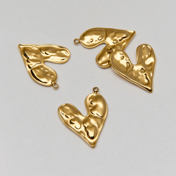 Zawieszka ze stali chirurgicznej serce nieregularne w kolorze złotym 29mm PVD