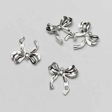 Zawieszka ze stali chirurgicznej bogata kokardka w kolorze srebrnym 24mm