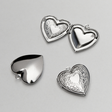 Zawieszka ze stali chirurgicznej sekretnik serce zdobione w kolorze srebrnym 24,5mm