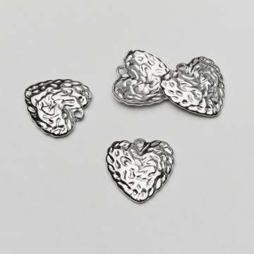 Zawieszka ze stali chirurgicznej gniecione serce w kolorze srebrnym 22,5mm