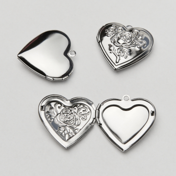 Zawieszka ze stali chirurgicznej sekretnik z różą w kolorze srebrnym 29mm