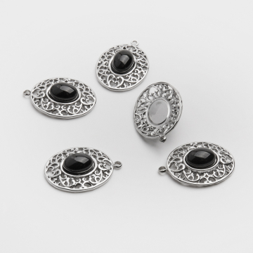 Zawieszka ze stali chirurgicznej ażurowy owal z onyksem w kolorze srebrnym 21mm