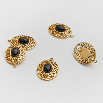 Zawieszka ze stali chirurgicznej ażurowy owal z onyksem w kolorze złotym 21mm PVD