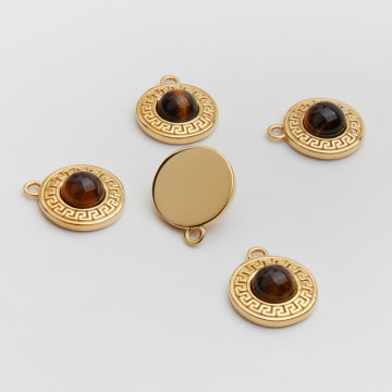 Zawieszka ze stali chirurgicznej kółko greckie z tygrysim okiem w kolorze złotym 19mm PVD