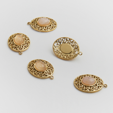 Zawieszka ze stali chirurgicznej ażurowy owal z różowym kryształem górskim w kolorze złotym 21mm PVD