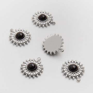 Zawieszka ze stali chirurgicznej słoneczko z onyksem w kolorze srebrnym 17,5mm