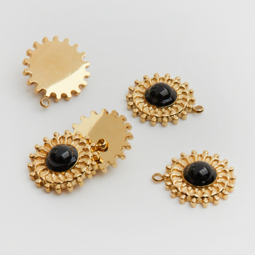 Zawieszka ze stali chirurgicznej słoneczko z onyksem w kolorze złotym 17,5mm PVD