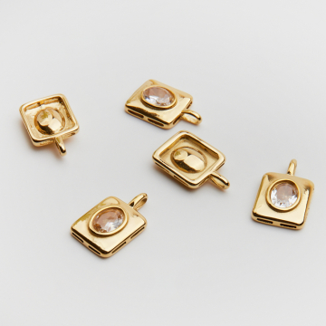 Zawieszka ze stali chirurgicznej prostokąt z białą cyrkonią w kolorze złotym 20,5mm PVD