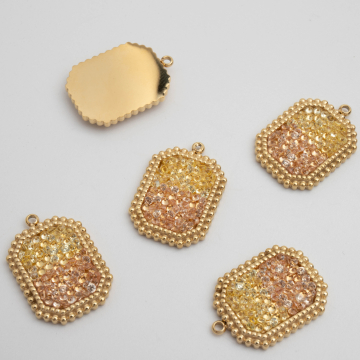 Zawieszka ze stali chirurgicznej prostokąt wysadzany cyrkoniami w kolorze złotym 21mm PVD