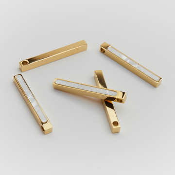 Zawieszka ze stali chirurgicznej słupek z masą perłową w kolorze złotym 33,5mm PVD