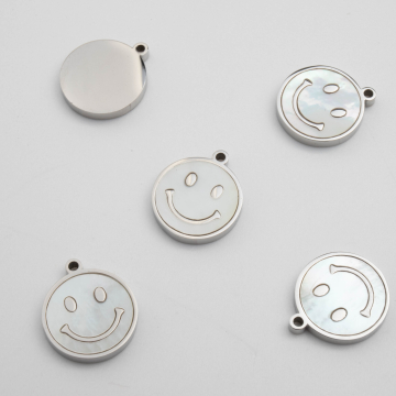 Zawieszka ze stali chirurgicznej buźka z masą perłową w kolorze srebrnym 14mm