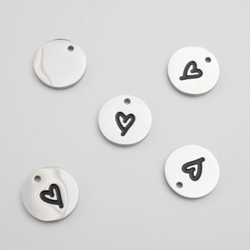 Zawieszka ze stali chirurgicznej kółko z emaliowanym serduszkiem w kolorze srebrnym 14mm