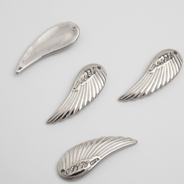 Zawieszka ze stali chirurgicznej skrzydło z cyrkoniami w kolorze srebrnym 31,5mm