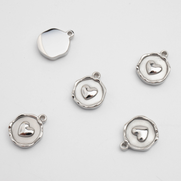 Zawieszka ze stali chirurgicznej heksagon z serduszkiem w kolorze srebrnym 13mm