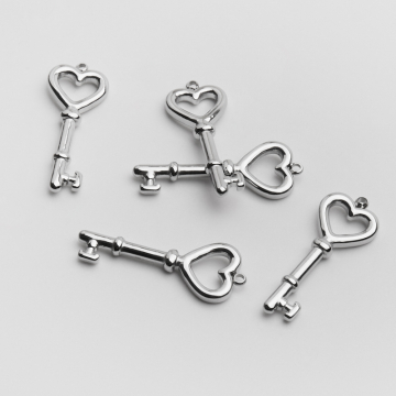Zawieszka ze stali chirurgicznej kluczyk w kolorze srebrnym 30mm