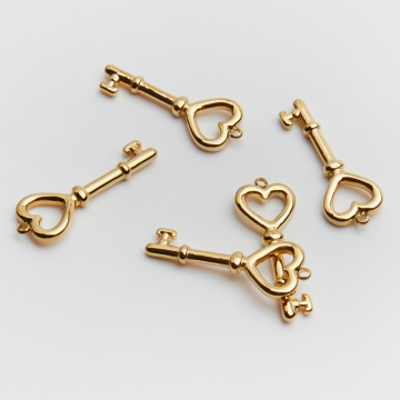 Zawieszka ze stali chirurgicznej kluczyk w kolorze złotym 30mm PVD