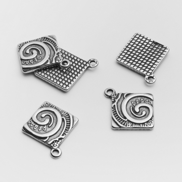 Zawieszka ze stali chirurgicznej kwadrat z zawijasem w kolorze srebrnym 24mm