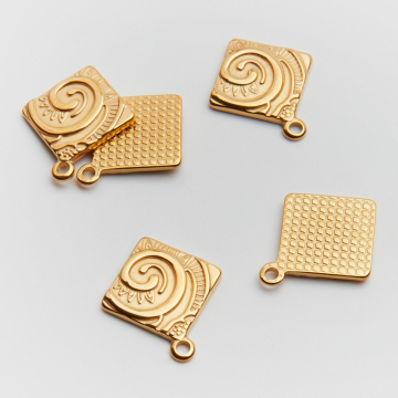 Zawieszka ze stali chirurgicznej kwadrat z zawijasem w kolorze złotym 24mm PVD