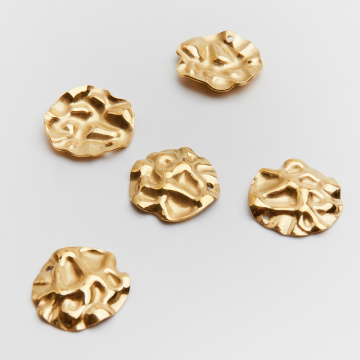 Zawieszka ze stali chirurgicznej gniecione kółko w kolorze złotym 18mm PVD