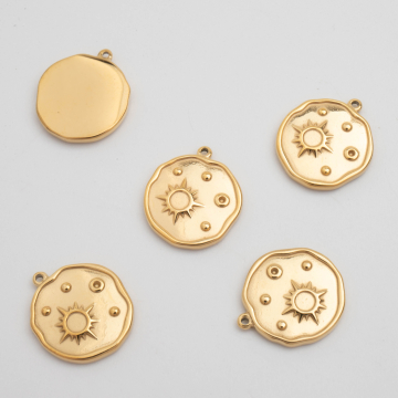 Zawieszka ze stali chirurgicznej kółko nieregularne ze słońcem i planetami w kolorze złotym 17mm PVD