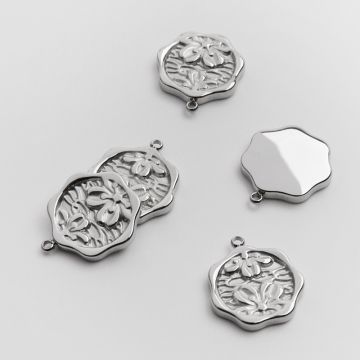 Zawieszka ze stali chirurgicznej siedmiobok z kwiatkami w kolorze srebrnym 16mm