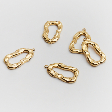 Zawieszka ze stali chirurgicznej nieregularny owal w kolorze złotym 22,5mm PVD