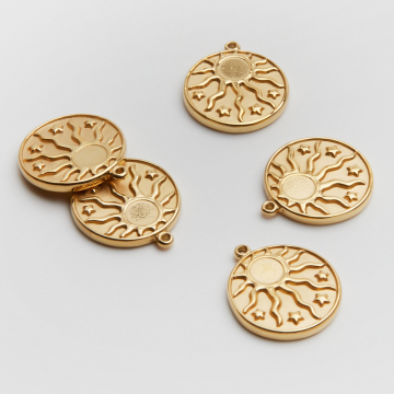 Zawieszka ze stali chirurgicznej słoneczko z promieniami w kółku w kolorze złotym 15mm PVD