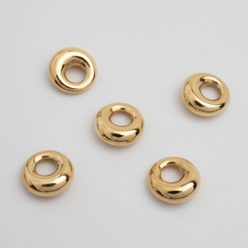 Zawieszka ze stali chirurgicznej kółko wycięte w kolorze złotym 13mm PVD