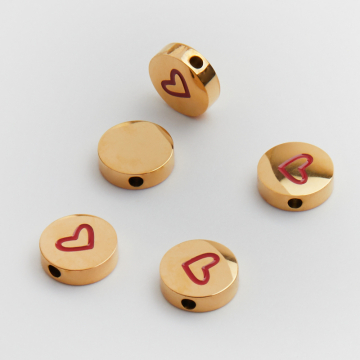 Koralik ze stali chirurgicznej krążek z serduszkiem emaliowanym w kolorze złotym 8mm PVD