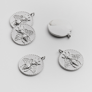 Zawieszka ze stali chirurgicznej kółko z pszczołą w kolorze srebrnym 17mm