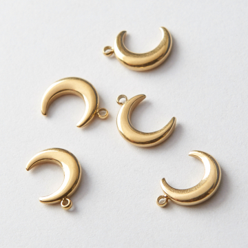 Zawieszka ze stali chirurgicznej wypukły księżyc w kolorze złotym 12x9mm PVD