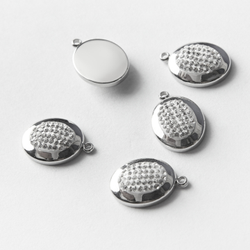 Zawieszka ze stali chirurgicznej owal wysadzany cyrkoniami w kolorze srebrnym 17mm