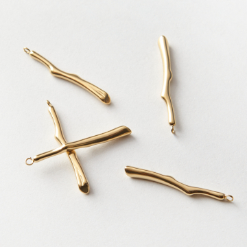 Zawieszka ze stali chirurgicznej patyczek korallowy w kolorze złotym 26mm PVD