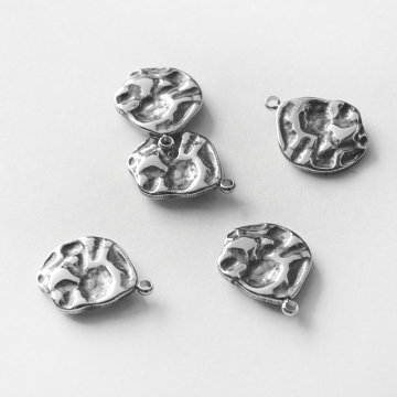 Zawieszka ze stali chirurgicznej pognieciona w kolorze srebrnym 17mm