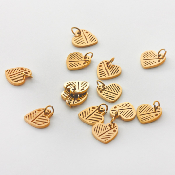 Zawieszka ze stali chirurgicznej serce w paski w kolorze złotym 7,5mm