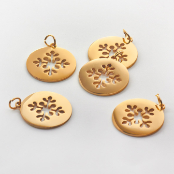 Zawieszka ze stali chirurgicznej kwiatek w kółku w kolorze złotym 22mm