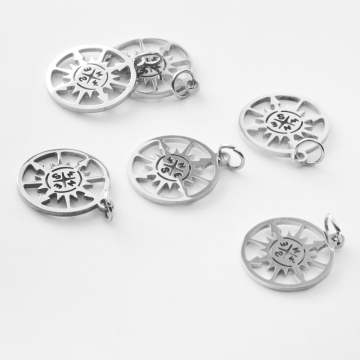 Zawieszka ze stali chirurgicznej róża wiatrów w kolorze srebrnym 17mm