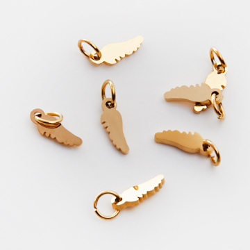 Mini zawieszka ze stali chirurgicznej skrzydełko pełne w kolorze złotym 8,5mm PVD