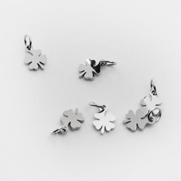 Mini zawieszka ze stali chirurgicznej koniczynka w kolorze srebrnym 9,5mm