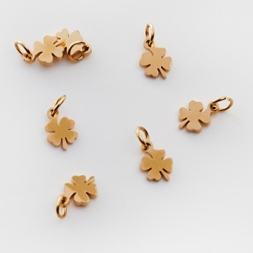 Mini zawieszka ze stali chirurgicznej koniczynka w kolorze złotym 11mm PVD