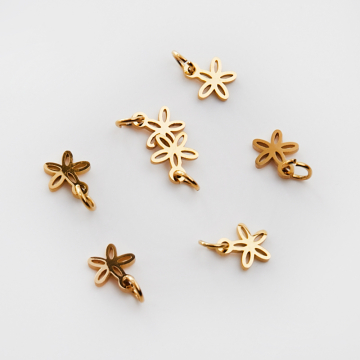 Mini zawieszka ze stali chirurgicznej kwiatek w kolorze złotym 7mm PVD