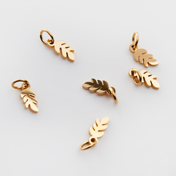 Mini zawieszka ze stali chirurgicznej listek w kolorze złotym 8,5mm PVD