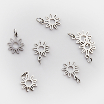 Mini zawieszka ze stali chirurgicznej słoneczko w kolorze srebrnym 10mm