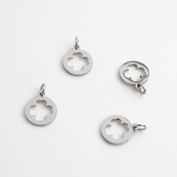 Mini zawieszka ze stali chirurgicznej koniczynka wycięta w kolorze srebrnym 8mm