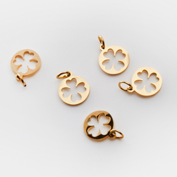 Mini zawieszka ze stali chirurgicznej koniczynka wycięta w kolorze złotym 10mm PVD