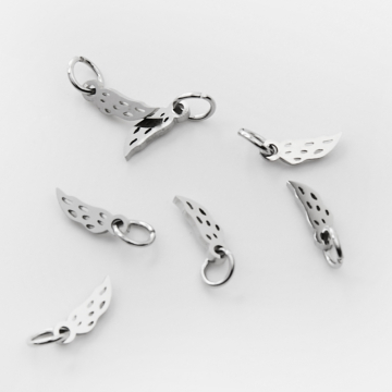 Mini zawieszka ze stali chirurgicznej skrzydełko w kolorze srebrnym 8mm