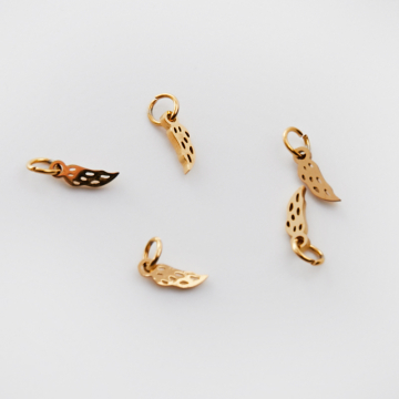 Mini zawieszka ze stali chirurgicznej skrzydełko w kolorze złotym 10mm PVD